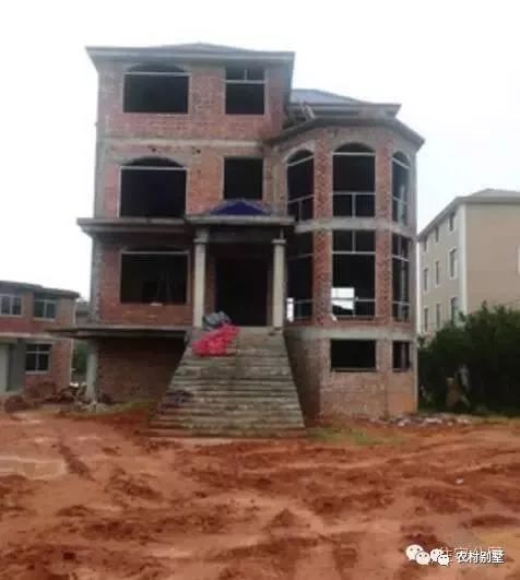 小伙回老家自建4層現代別墅，霸氣側漏，分享施工日志