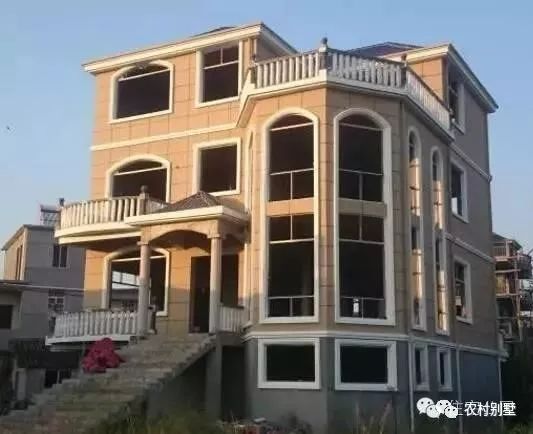 小伙回老家自建4層現代別墅，霸氣側漏，分享施工日志