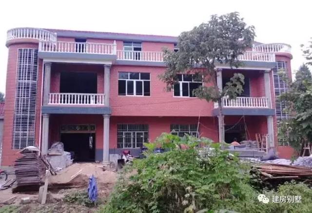 三層的兄弟雙拼自建房，主體花了30來萬。