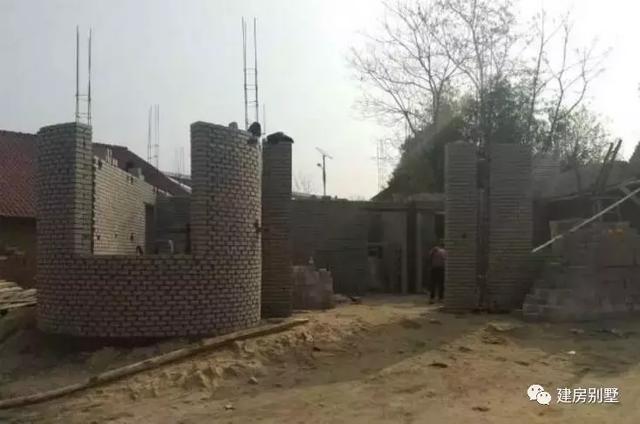 三層的兄弟雙拼自建房，主體花了30來萬。