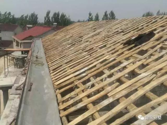 三層的兄弟雙拼自建房，主體花了30來萬。