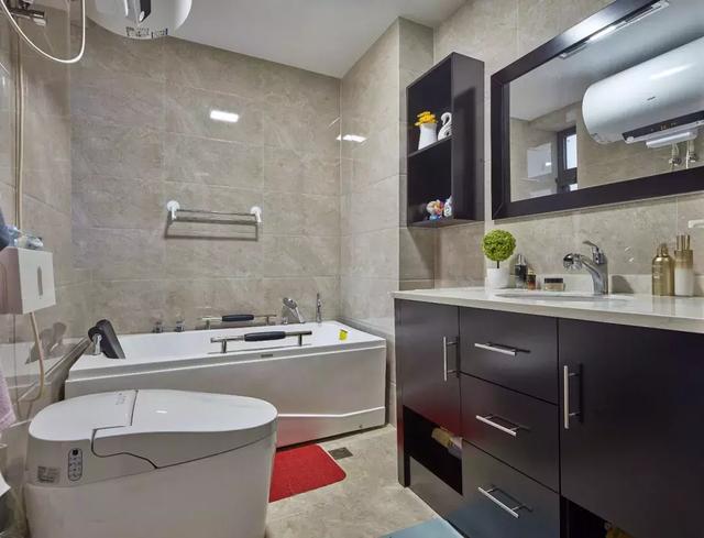 138平三居室用黑白灰風格裝修，簡潔大方，好帥氣。