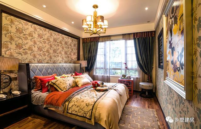 這棟別墅主要是以居住為準，開間12米，進深10米，自己住，住的舒適才好