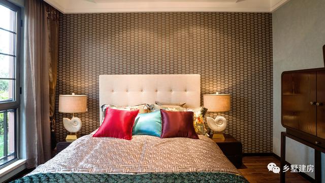 這棟別墅主要是以居住為準，開間12米，進深10米，自己住，住的舒適才好