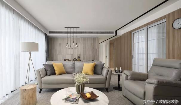 156平大戶型現(xiàn)代簡(jiǎn)約風(fēng)裝修，個(gè)性時(shí)尚，簡(jiǎn)約又實(shí)用，黑白灰加上原木打造出高品質(zhì)的生活空間。