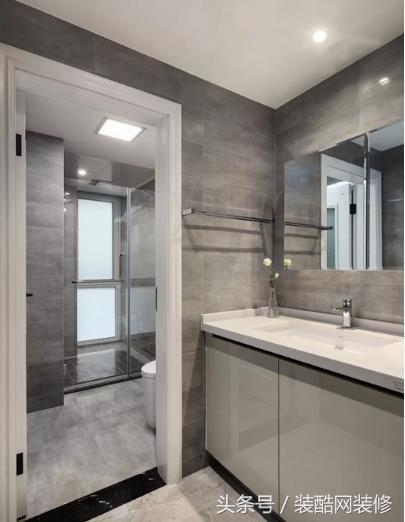 156平大戶型現(xiàn)代簡(jiǎn)約風(fēng)裝修，個(gè)性時(shí)尚，簡(jiǎn)約又實(shí)用，黑白灰加上原木打造出高品質(zhì)的生活空間。