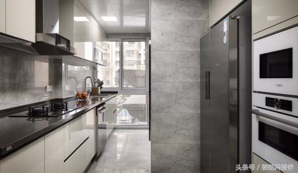 156平大戶型現(xiàn)代簡(jiǎn)約風(fēng)裝修，個(gè)性時(shí)尚，簡(jiǎn)約又實(shí)用，黑白灰加上原木打造出高品質(zhì)的生活空間。