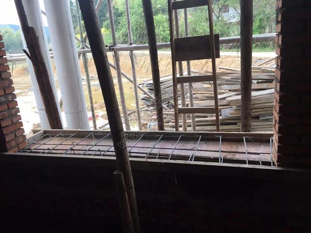 分享一棟雙拼別墅設計圖，村里的地標建筑。