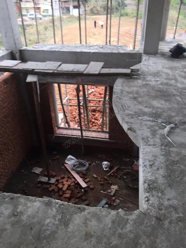 分享一棟雙拼別墅設計圖，村里的地標建筑。