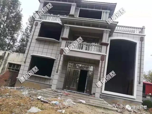 一棟完工的歐式別墅，精品三層設(shè)計圖戶型，建好后的效果不錯