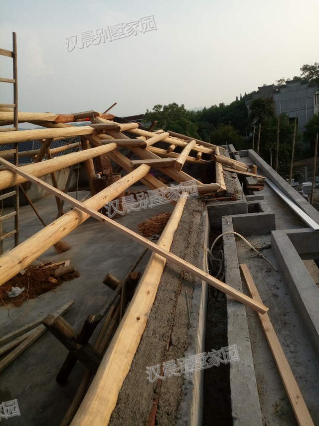 90后青年回家蓋三層別墅自建房，外觀漂亮，布局實用，村里人排著隊給介紹對象。