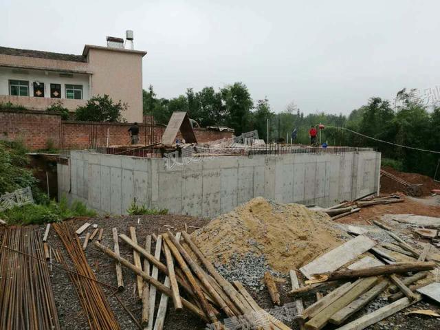 90后青年回家蓋三層別墅自建房，外觀漂亮，布局實用，村里人排著隊給介紹對象。