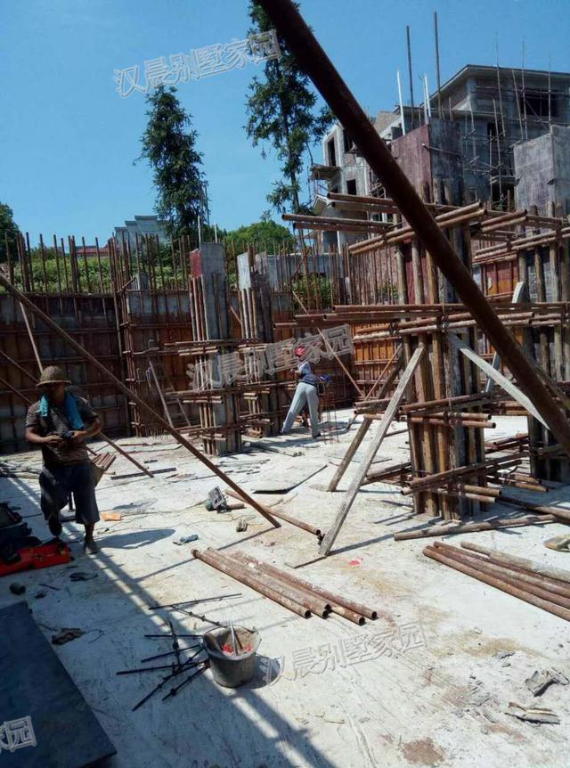 90后青年回家蓋三層別墅自建房，外觀漂亮，布局實用，村里人排著隊給介紹對象。