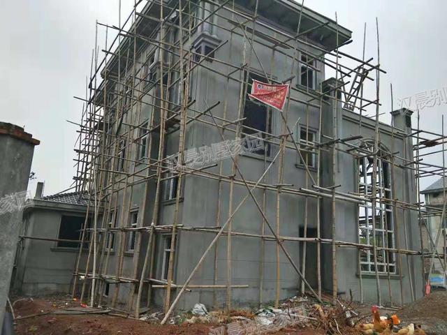 90后青年回家蓋三層別墅自建房，外觀漂亮，布局實用，村里人排著隊給介紹對象。