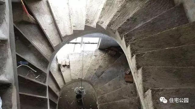 農村三層經典簡歐別墅設計圖，簡單大氣，新建起來的房子就是不一般，處處都透露著高級感。