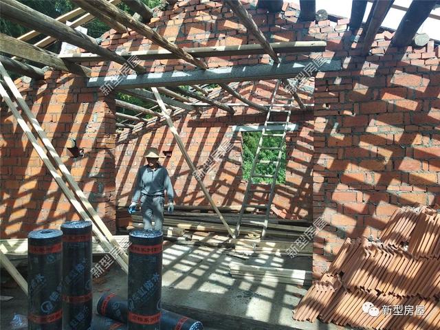 湖南農村小伙為了省錢竟然把房子蓋成這樣？新房變危房，看著都揪心