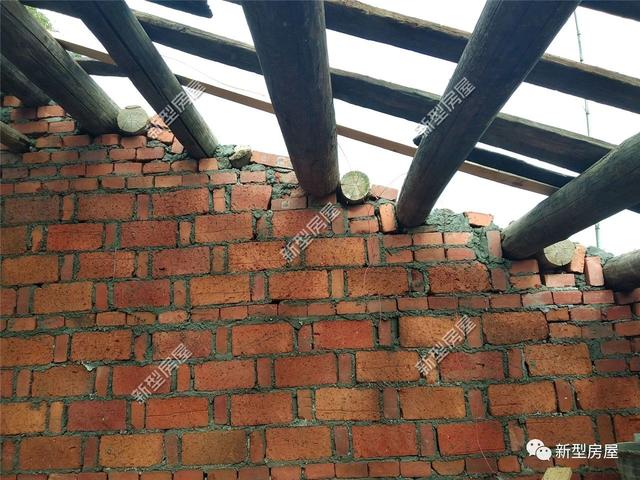 湖南農村小伙為了省錢竟然把房子蓋成這樣？新房變危房，看著都揪心