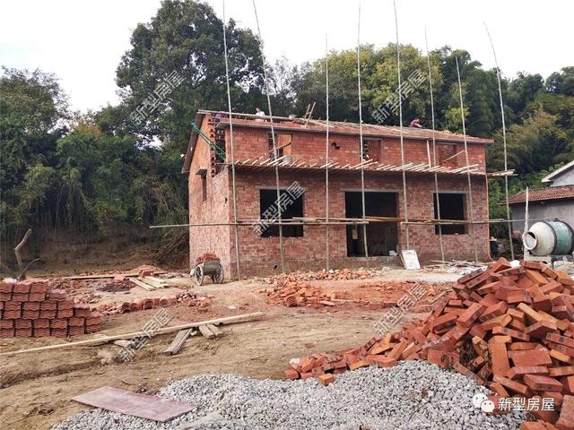 湖南農村小伙為了省錢竟然把房子蓋成這樣？新房變危房，看著都揪心