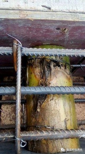 四川小伙圖建房圖省事，926元一平雙包以為很劃算，上梁一看氣死了