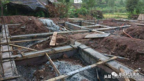 四川小伙圖建房圖省事，926元一平雙包以為很劃算，上梁一看氣死了