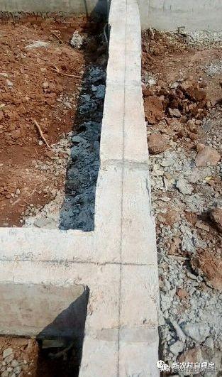 四川小伙圖建房圖省事，926元一平雙包以為很劃算，上梁一看氣死了