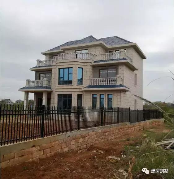 曬3棟農村自建房實拍照片，第一棟是我表哥花40萬建成的