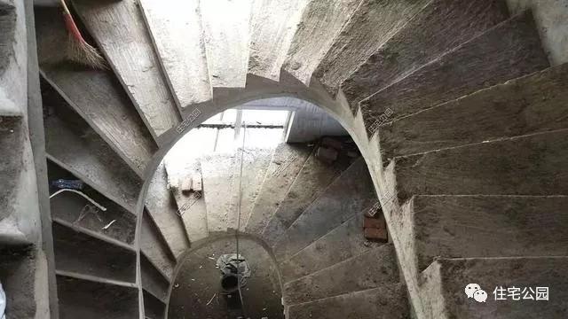 這么漂亮的旋轉樓梯，為什么村里的施工隊卻很少做？