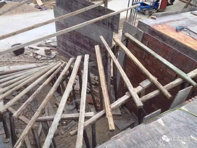 這么漂亮的旋轉樓梯，為什么村里的施工隊卻很少做？