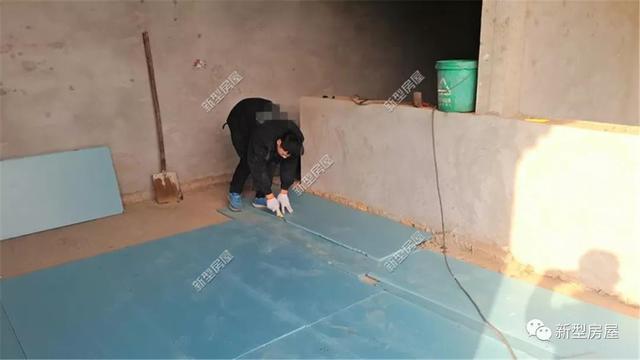 農(nóng)村小伙花2萬(wàn)給別墅裝地暖，用30年都沒(méi)問(wèn)題，省錢(qián)又舒適