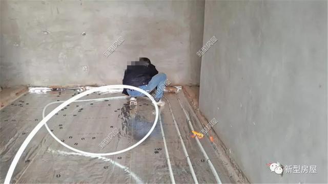 農(nóng)村小伙花2萬(wàn)給別墅裝地暖，用30年都沒(méi)問(wèn)題，省錢(qián)又舒適