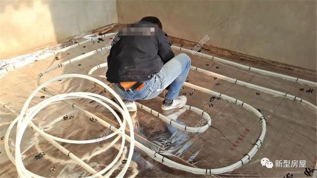 農(nóng)村小伙花2萬(wàn)給別墅裝地暖，用30年都沒(méi)問(wèn)題，省錢(qián)又舒適