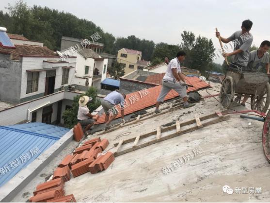 農(nóng)村小伙在老家自建房，還未住進去屋頂就漏成這樣？看著都揪心