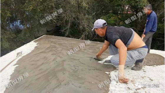 農(nóng)村小伙在老家自建房，還未住進去屋頂就漏成這樣？看著都揪心