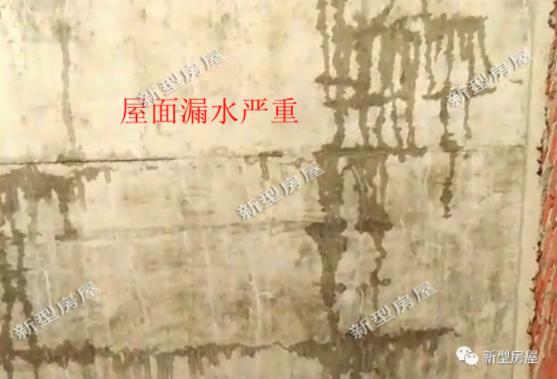 農(nóng)村小伙在老家自建房，還未住進去屋頂就漏成這樣？看著都揪心