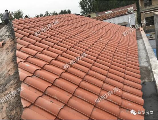 農(nóng)村小伙在老家自建房，還未住進去屋頂就漏成這樣？看著都揪心