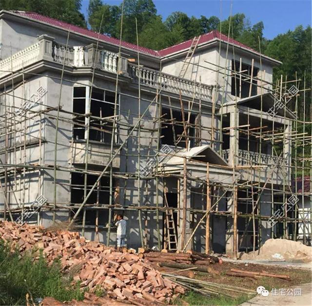 他回湖南老家給父母蓋養老房，70歲老母全程監工，只花28萬就蓋成3層洋樓