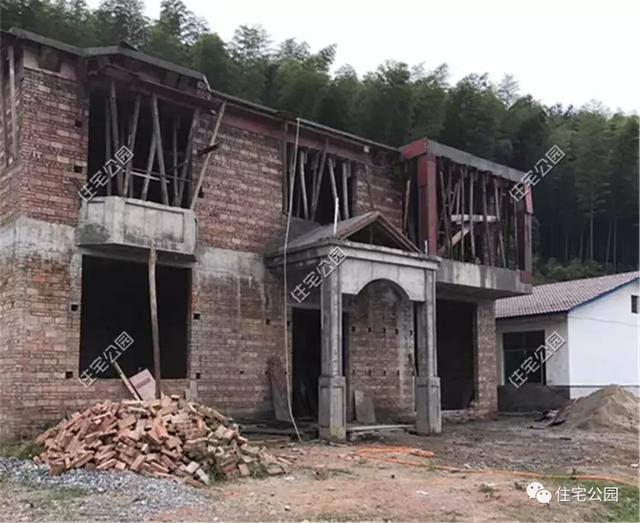 他回湖南老家給父母蓋養老房，70歲老母全程監工，只花28萬就蓋成3層洋樓