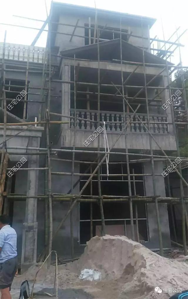 他回湖南老家給父母蓋養老房，70歲老母全程監工，只花28萬就蓋成3層洋樓
