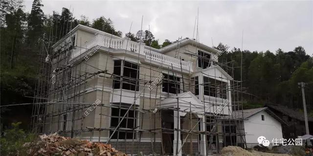 他回湖南老家給父母蓋養老房，70歲老母全程監工，只花28萬就蓋成3層洋樓