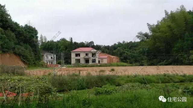 拆掉農村40年老宅，花65萬建成這棟農村別墅，父母都夸好