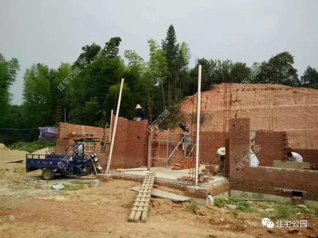 拆掉農村40年老宅，花65萬建成這棟農村別墅，父母都夸好