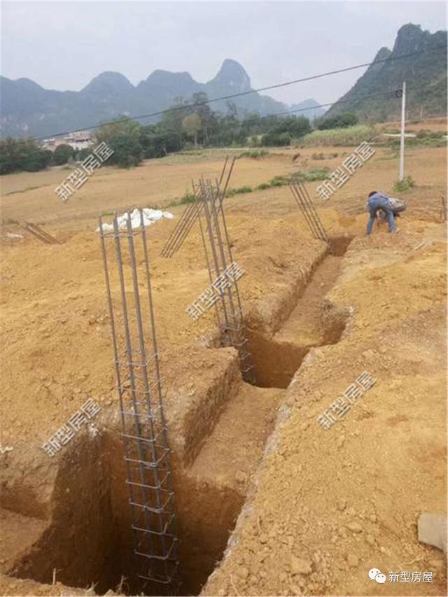 農村自建房打地基，山東毛石基礎25萬，江蘇箱形基礎72萬，哪個更結實？