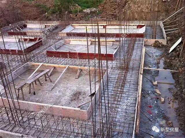 農村自建房打地基，山東毛石基礎25萬，江蘇箱形基礎72萬，哪個更結實？