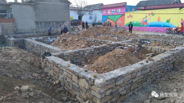 農村自建房打地基，山東毛石基礎25萬，江蘇箱形基礎72萬，哪個更結實？