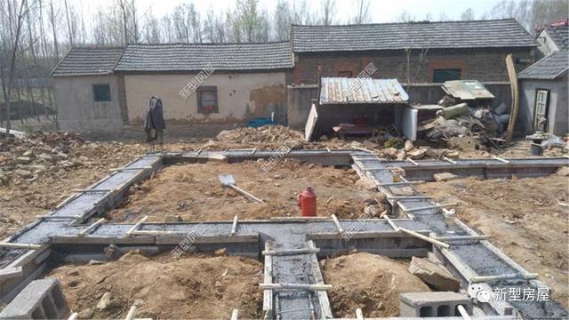 農村自建房打地基，山東毛石基礎25萬，江蘇箱形基礎72萬，哪個更結實？
