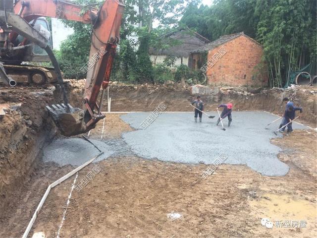 農村自建房打地基，山東毛石基礎25萬，江蘇箱形基礎72萬，哪個更結實？