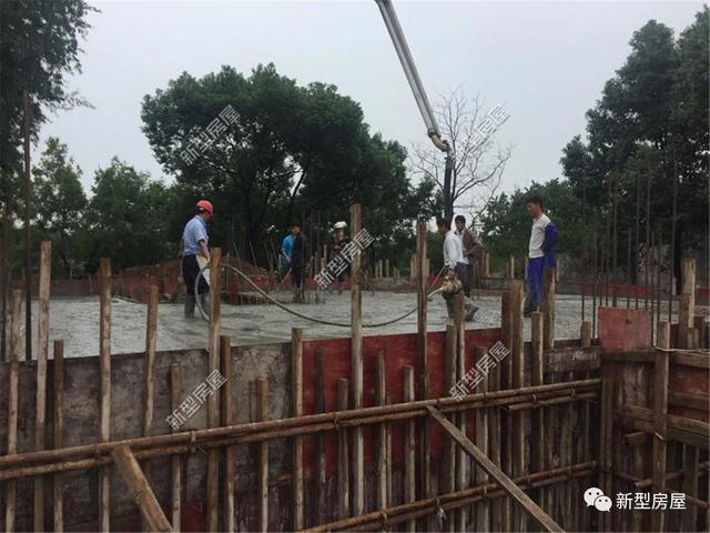 農村自建房打地基，山東毛石基礎25萬，江蘇箱形基礎72萬，哪個更結實？