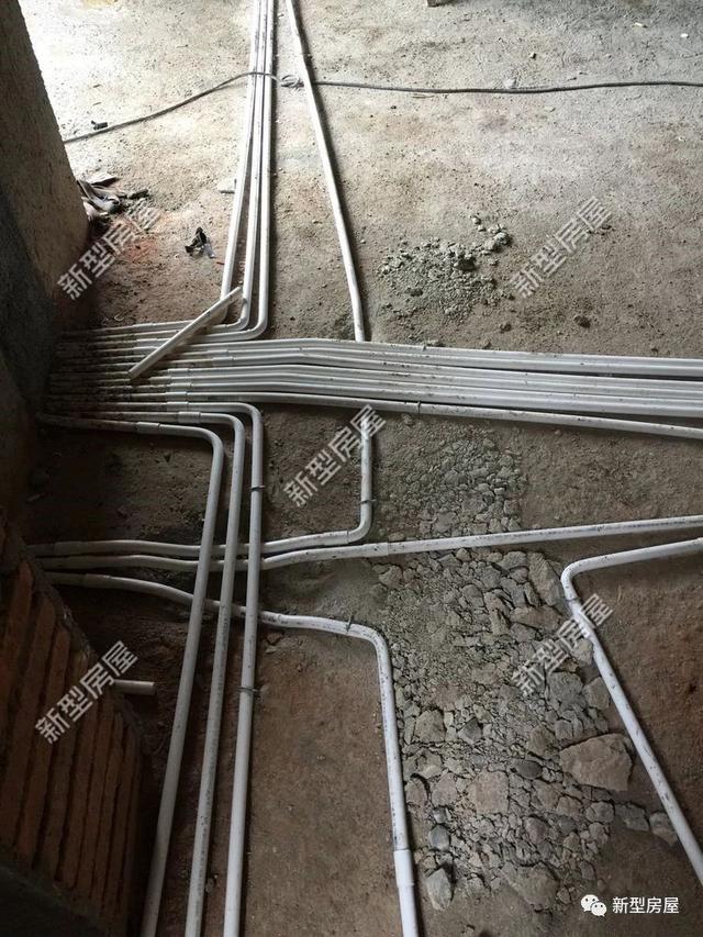 農(nóng)村自建房不懂點(diǎn)會(huì)出事，千萬(wàn)別把PVC雨水管放在構(gòu)造柱里！