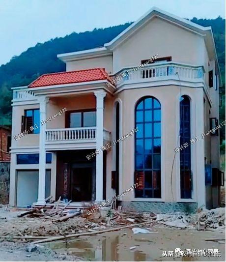 這套帶車庫和旋轉(zhuǎn)樓梯豪華三層別墅，造價(jià)花了120萬的，你覺得怎么樣？