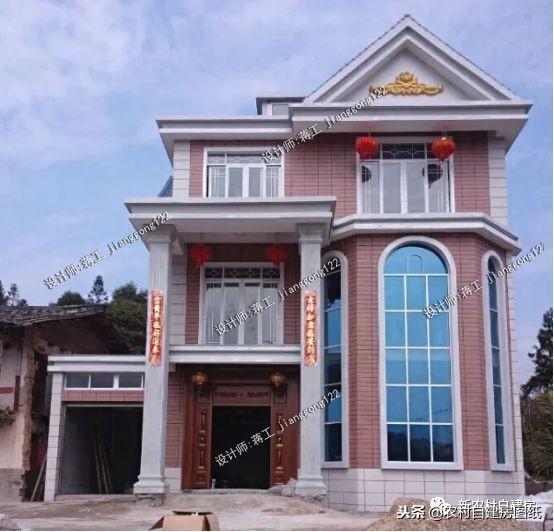 這套帶車庫和旋轉(zhuǎn)樓梯豪華三層別墅，造價(jià)花了120萬的，你覺得怎么樣？